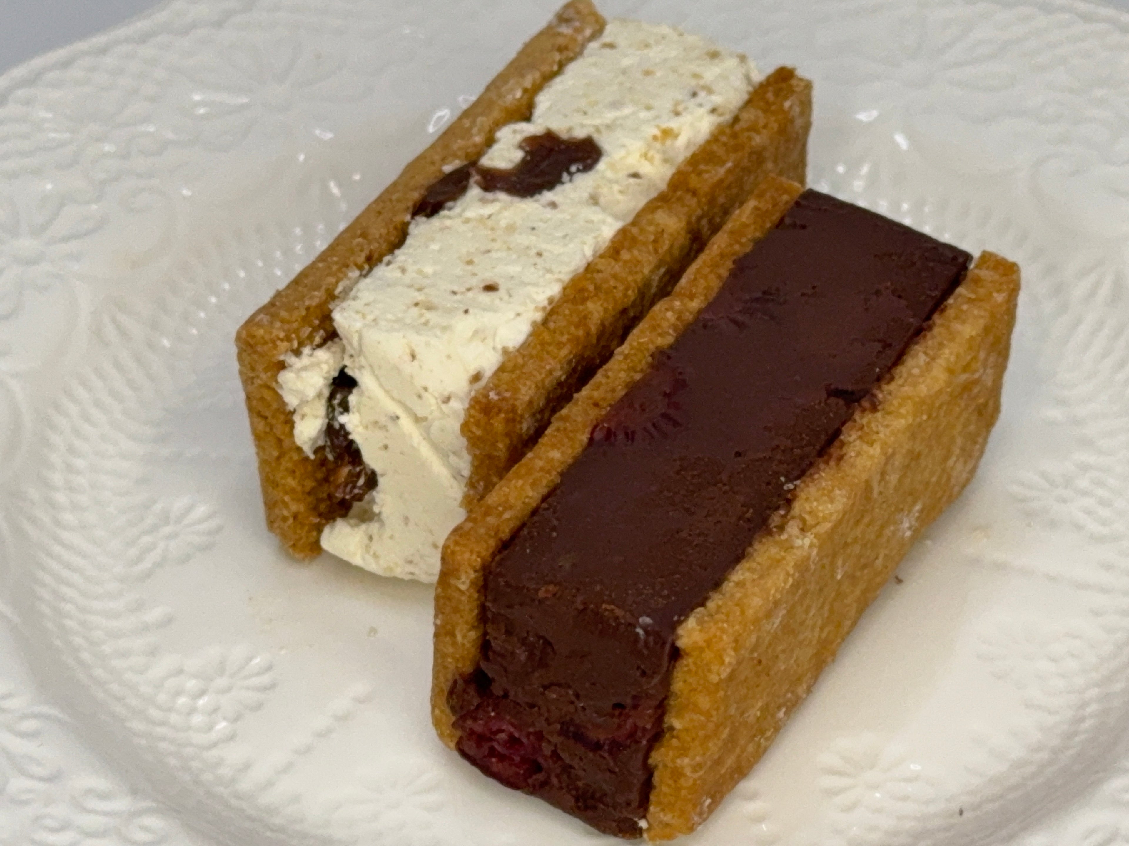 レーズンバターサンドとガナッシュサンドのギフト缶（冷凍）